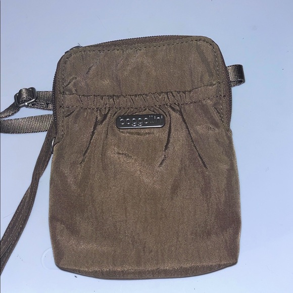 Baggallini Handbags - Baggallini small tan crossbody purse